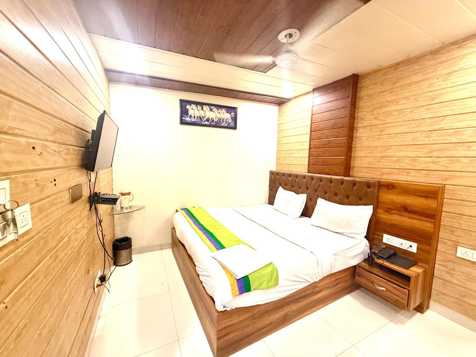 Marina Near Igi Airport Delhi Hotel 4*
